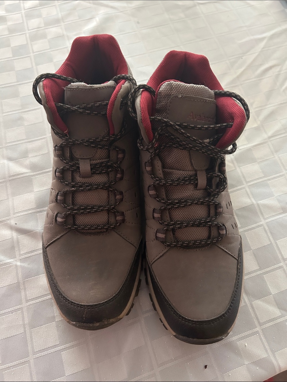 Avalanche Men's Brown Boots with Red Lining.